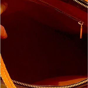 LV shoulder bag very nice in excellent condition, zipper works great
